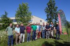 Vertreter lippischer Kommunen besuchen und begutachten im vergangenen Sommer Blühflächen in Detmold und Lemgo, hier auf dem Gelände der Lipperlandhalle (Foto: privat)