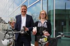 100 000-Kilometer sind das Mindest-Ziel: Bürgermeister Henning Schulz und Fahrradbeauftragte Katharina Pulsfort werben für das Stadtradeln. Gütersloher Händler haben attraktive Preise gestiftet.