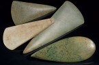 Auswahl der in der Landesausstellung gezeigten Jadeitbeile von verschiedenen rheinischen Fundstellen, Datierung: 4.500 - 3.800 v. Chr.
Foto: LVR-LandesMuseum Bonn, Jürgen Vogel