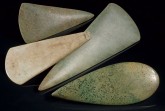 Auswahl der in der Landesausstellung gezeigten Jadeitbeile von verschiedenen rheinischen Fundstellen, Datierung: 4.500 - 3.800 v. Chr.
Foto: LVR-LandesMuseum Bonn, Jürgen Vogel
