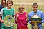Supermodel Eva Herzigova (Mitte) überreichte den Siegerpokal an den Schweizer Maestro Roger Federer (links), der im Endspiel Sascha Zverev bezwang. © GERRY WEBER OPEN (HalleWestfalen)