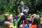 Das größte Ei der Welt - erfuhren die Kinder von Vogelpark-Mitarbeiter Jörg Schnacke - ist das Straußenei. Sein Inhalt entspricht ca. 20 Hühnereiern.