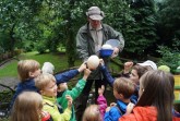 Das größte Ei der Welt - erfuhren die Kinder von Vogelpark-Mitarbeiter Jörg Schnacke - ist das Straußenei. Sein Inhalt entspricht ca. 20 Hühnereiern.