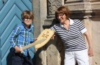 Museumsbegleiterin Gerburg Koch und ihr siebenjähriger Enkel Quentin Kluger  freuen sich schon auf die Erlebnisführung „Am Schloss, im Schloss und ums Schloss herum“ am Sonntag, 6. August, um 15 Uhr in Brake.