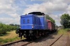Am 6. August ist die Landeseisenbahn Lippe mit der blauen Diesellok V.2.004 - hier bei der Ausfahrt im Bahnhof Farmbeck - und dem Ferienexpress in Nordlippe unterwegs © Michael Rehfeld