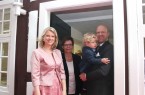 Trauung an historischem Ort: Braut Martina Dammann, Standesbeamtin Klaudia Pähler und Bräutigam Alexander Dammann mit Sohn Emil.