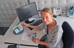 Bürgerbüro-Leiterin Sabine Merschbrock mit einem sogenannten Änderungsterminal, an dem die Online-Ausweisfunktion eingeschaltet werden kann.