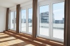 Blick aus einem der fünf Penthouse Appartments mit Dachterrasse. Raumseits sind die Profile der Fenstertüren neutral gehalten (System Schüco Corona SI 82).Foto:Schueko