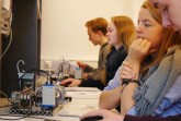 Konzentriert bei der Arbeit: Die Teilnehmerinnen und Teilnehmer konnten bei einem Besuch des Gütersloher Studienorts der Fachhochschule Bielefeld Programmieraufgaben lösen.