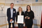 (EuPD Research Sustainable Management GmbH): (v. l.) Thomas Holm, Leiter des Gesundheitsmanagements bei der Techniker Krankenkasse, überreichte den Preis an Diana Riedel und Sandra Bischof.