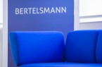 Bertelsmann präsentiert „Das Blaue Sofa Gütersloh“ mit Dominique Horwitz