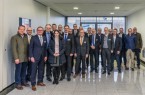 Der IHK-Industrieausschuss zu Gast bei der Spier GmbH & Co. Fahrzeugwerk KG in Steinheim. Foto: Spier