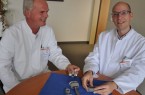 Chefarzt Prof. Rolf Haaker (li.) und Oberarzt Dr. Dragan Jeremic setzen bei Wechseloperationen moderne Metallhülsen ein.