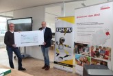 Achim Gerling (rechts), Projektleiter KungFu – Kunststoff goes Future, überreicht den Spendenscheck für den Lippe.MINT-Fonds über 600 Euro an Carsten Kießler (links), Leiter zdi-Zentrum Lippe.MINT.