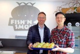 Stephan Austermann (r.) führte Bürgermeister Theo Mettenborg durch den Betrieb und Hofladen von „Fish’n Smoke“.
