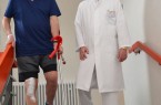 Prof. Rolf Haaker freut sich, dass sein Patient Günter Vandieken zwei Tage nach der Knieoperation bereits Treppenstufen laufen kann.