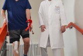 Prof. Rolf Haaker freut sich, dass sein Patient Günter Vandieken zwei Tage nach der Knieoperation bereits Treppenstufen laufen kann.