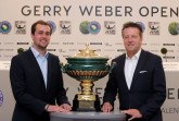 Turnierdirektor Ralf Weber präsentiert  den Siegerpokal, der auf den Champion der 26. GERRY WEBER OPEN vom 16. bis 24. Juni 2018 in HalleWestfalen wartet.  © GERRY WEBER OPEN (HalleWestfalen)