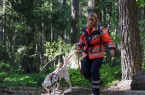 Bestanden nach vier Minuten! Erleichtert verlassen Jutta Sprenger und Hund Anouk aus Höxter das Suchgebiet.