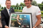 ATP-Supervisor Miro Bratoev (links) zeichnete Tommy Haas für seine „herausragende Karriere“ aus. © GERRY WEBER OPEN/HalleWestfalen