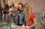 Schülerinnen der Klasse 7b des Paderborner Gymnasiums Theodorianum erkunden das Museum in der Kaiserpfalz.
Foto: LWL/Nadine Merschmann
