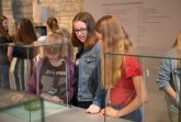 Schülerinnen der Klasse 7b des Paderborner Gymnasiums Theodorianum erkunden das Museum in der Kaiserpfalz.
Foto: LWL/Nadine Merschmann