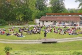 Beim Freilichtslam im LWL-Freilichtmuseum Detmold kann man picknicken und moderner Poesie lauschen. Foto: LWL/Jähne
