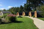 Eine urig-gemütliche Atmosphäre bieten die Camping Pods und Hexenhäuschen im Gartenschaupark Rietberg, die für Übernachtungen gemietet werden können (Foto: Stadt Rietberg).