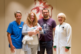 Auch Julia Peterhanwahr und Matthias Wissel (Mitte) fühlten sich bei der Geburt von Tochter Ella im Klinikum Gütersloh sehr wohl und danken Meike Kruse (leitende Hebamme, links) und Chefärztin Dr. Wencke Ruhwedel (rechts) für die gute Betreuung.