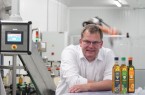 Geschäftsführer Bernd Kleeschulte zeigt das Bürener Rapskernöl ‚Moritz‘ im gerade neu erstellten Design. Fotograf: ProjectPartner Dirk Kleeschulte