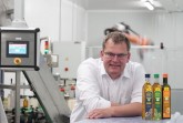 Geschäftsführer Bernd Kleeschulte zeigt das Bürener Rapskernöl ‚Moritz‘ im gerade neu erstellten Design. Fotograf: ProjectPartner Dirk Kleeschulte