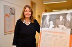 Ina Nottebohm, Geschäftsführerin von Haus Neuland, würdigt mit der Ausstellung in der Bielefelder Bildungsstätte das politische Engagement der Wegbereiterinnen des Frauenwahlrechts. © Haus Neuland