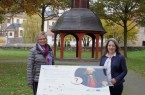 Monika Finke, Behindertenbeauftragte der Stadt Büren, und Kerstin Salerno, Stadtmarke- ting Büren, geben das Muster für die neuen barrierefreien Informationstafeln im Bürgerpark zur allgemeinen Ansicht frei.