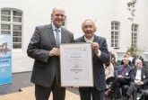 Jörg Möllenbrock (links), unter anderem zuständig für die europäische Praktikumsbörse bei der Stadt Gütersloh, nahm die Auszeichnung von Minister Holthoff-Pförtner entgegen.