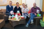 Bürgermeister Theo Mettenborg, Esther Drossel mit Tochter Kathy und Frank Timmermann bekamen von Sprachfachkraft Annet Schneegaß (2.v.l.) als Dankeschön für das Vorlesen in der Faulbusch-Kita ein Buch geschenkt.