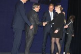 Ministerpräsident Armin Laschet gratuliert Lisa Kaup von der Universität Paderborn zum exzellenten Ausbildungsabschluss.Foto (Olaf-Wull Nickel/Nickel Photography)