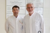 Kooperieren für eine verbesserte Diagnostik zur Erkennung von Prostatakrebs: Die Chefärzte für Urologie und Radiologie, Dr. Hans-Jürgen Knopf (r.) und Arne Dallmann.