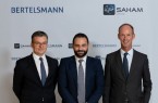 Von links: Thomas Mackenbrock (CEO Arvato CRM Solutions), Moulay Mhamed Elalamy (Repräsentant der Saham Gruppe) und Thomas Rabe (Vorstandsvorsitzender von Bertelsmann).