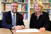 Mit einem Vertragswerk halten Schulleiter Martin Fugmann (links) und Präsidentin Prof. Dr. Ingeborg Schramm-Wölk die Kooperation zwischen ESG und FH fest.