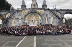 So wie hier im März 2018 wird sich auch im April 2019 wieder eine große Pilgergemeinschaft nach Lourdes aufmachen – und sich zum Gruppenfoto vor der Rosenkranzbasilika aufstellen. Foto: Frank Kaiser