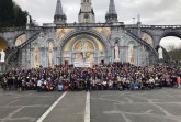 So wie hier im März 2018 wird sich auch im April 2019 wieder eine große Pilgergemeinschaft nach Lourdes aufmachen – und sich zum Gruppenfoto vor der Rosenkranzbasilika aufstellen. Foto: Frank Kaiser