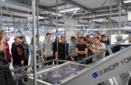 Die 35 Erstsemester, die das Bielefelder Unternehmen Dürkopp Fördertechnik besucht haben, studieren praxisintegriert am Campus Gütersloh Mechatronik/Automatisierung.