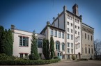 Seit 1990 ist die Freie Waldorfschule Lippe-Detmold e.V. im denkmalgeschützten Gebäude der alten Falkenkrug-Brauerei beheimatet.