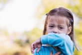 Keuchhusten kann insbesondere für Kinder eine ernste gesundheitliche Bedrohung darstellen. Atemnot durch angeschwollene Atemwege und Erbrechen sind häufige Begleiterscheinungen. Foto: AOK/hfr.