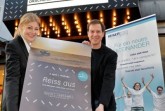 Präsentieren die besondere Kinopremiere der Reisedokumentation ,,Reiss aus" am 5. April im Pollux - FIlmtheater (v.l. Pia Heggemann (Theaterleiterin Pollux by Cineplex) und Jörg Reker (Gründer Reker - Stiftung).