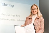 Prof. Dr.-Ing. Eva Schwenzfeier-Hellkamp, langjähriges Vereinsmitglied und von 2014 bis 2017 Vorsitzende, ist für ihre Verdienste um den VDI OWL geehrt worden.