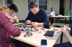 Basteln digital und analog: Bevor die Figuren ihren Weg ins Spiel finden, bauen Gamedesigner 
Gregor Assfalg und die Teilnehmer des Workshops Vorbilder aus Lego. Foto: Stadt Gütersloh