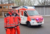 Die   Notfallsanitäter   Christoph   Wienströer   (links)   und   Tobias   Becker   fahren   den   neuen
Rettungswagen der Feuerwehr Gütersloh
