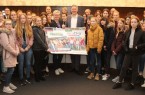 Schülerinnen und Schüler machten am Girls` und Boys` Day ihre eigenen
Erfahrungen in der Stadtverwaltung Gütersloh, wo sie im Ratssaal von Bürgermeister
Henning Schulz begrüßt wurden.