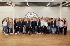 Jürgen Beckmeier wird von seinen Kollegen bei Pierre Cardin in den wohlverdienten Ruhestand verabschiedet Foto: Stadt Paderborn